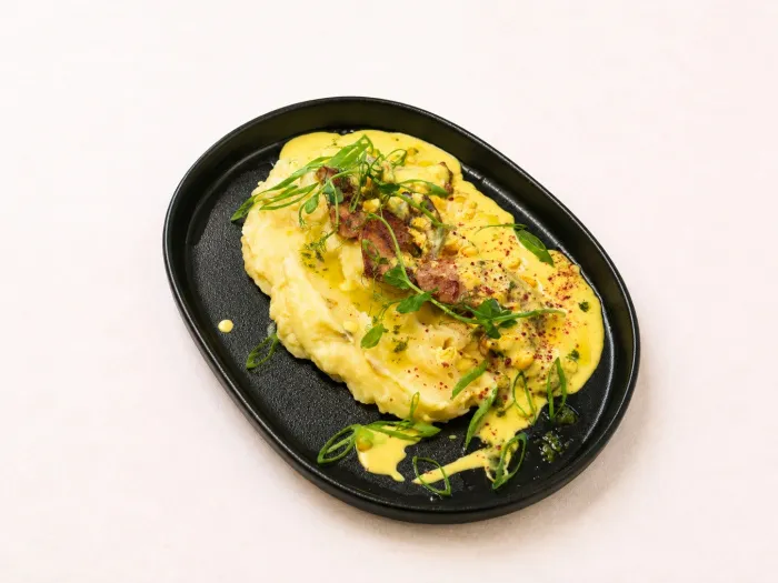 МЕДАЛЬОНЫ ИЗ ИНДЕЙКИ С КАРТОФЕЛЬНЫМ КРЕМОМ И СЛИВОЧНО-КУКУРУЗНЫМ СОУСОМ