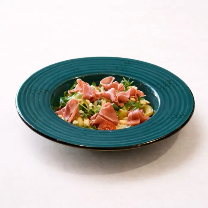ЗЕЛЕНЫЙ САЛАТ С ХАМОНОМ, СЫРОМ ДОР БЛЮ И МЕДОВОЙ ГРУШЕЙ