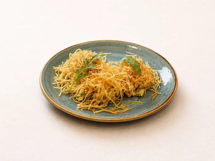 САЛАТ С ОБЖАРЕННОЙ КУРИНОЙ ГРУДКОЙ, СВЕЖИМ ОГУРЦОМ, МОРКОВЬЮ ПО-КОРЕЙСКИ И КАРТОФЕЛЕМ ПАЙ